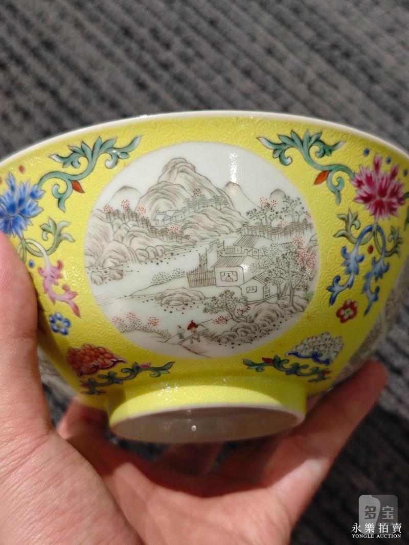 清道光 黄地轧道洋彩花卉开光山水人物纹碗 （一对） - 图8
